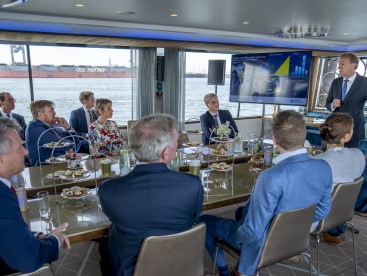 20220412 Koning bezoekt Rotterdamse haven in kader van waterstof_klein