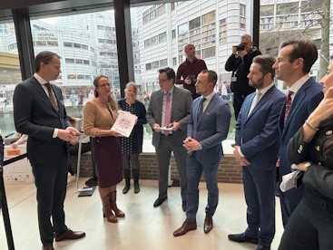 Overhandiging petitie deindustriemaakthethier_klein